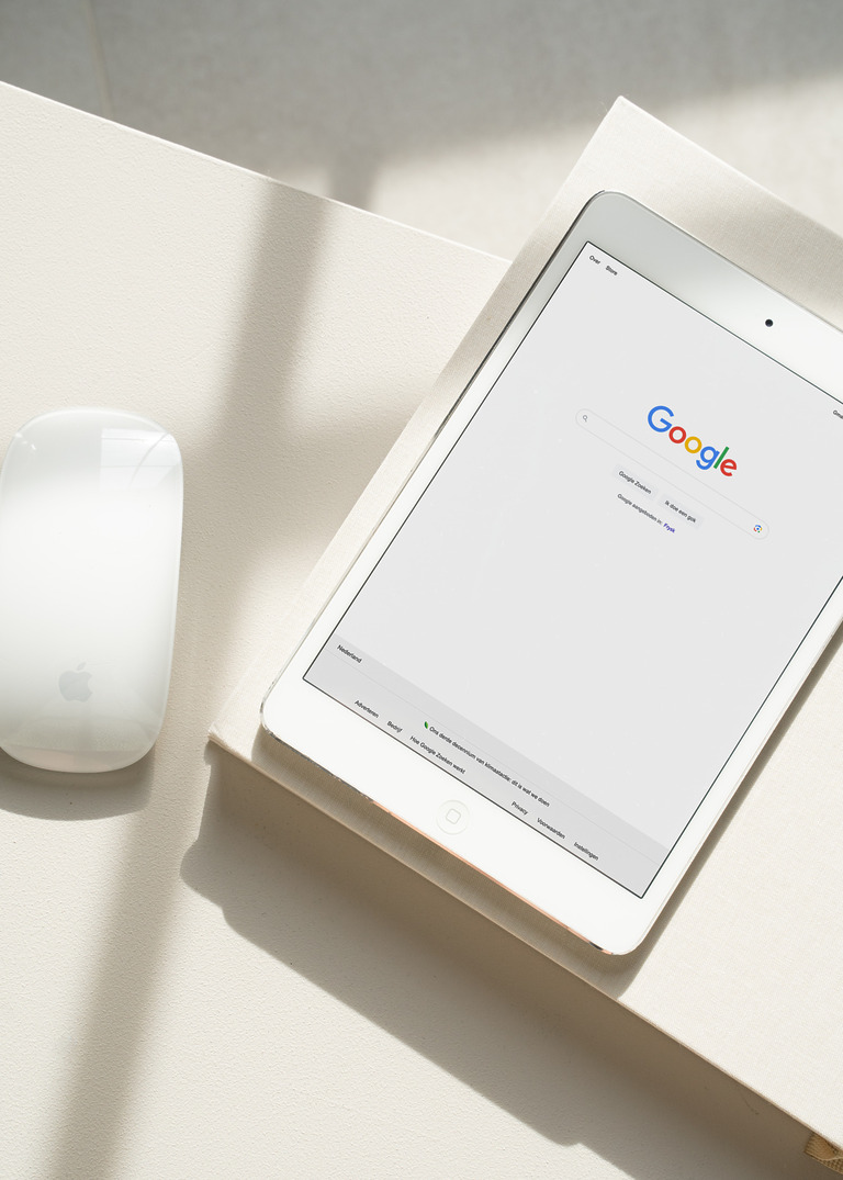 tablet met startscherm van google en een muis